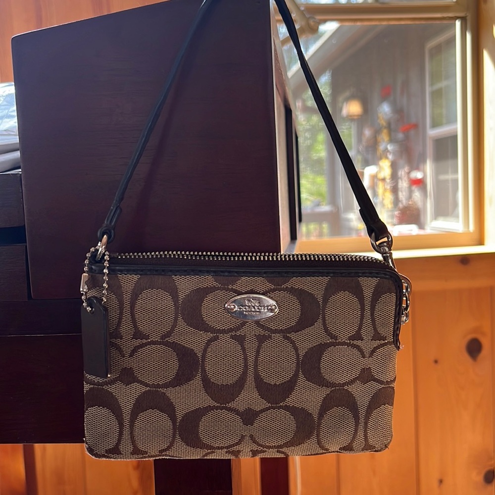 Coach 12 cm Signature Corner Zip Wristlet Light Khaki Mahogany F64375